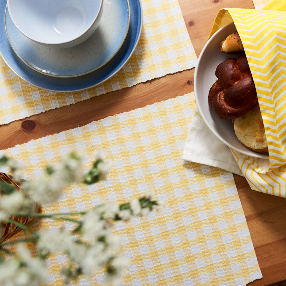 Velikonoční a jarní kostkované prostírání ve žluté barvě pro kuchyň, jídelnu a jídelní kout.
