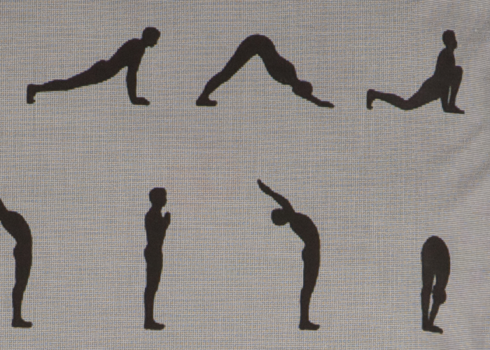 povlak SMART joga šedočerná dekorační povlak na polštářek s vytkanou jemnou kostičkou a tištěnými jógovými pozicemi, zadní strana bez vzoru - černá 6031L