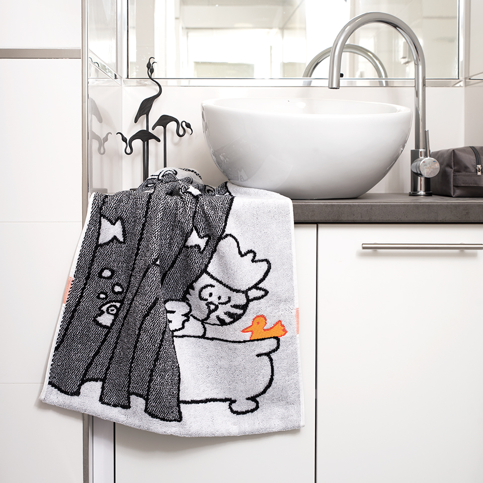 Velký barevný šedý ručník SCANquilt s motivem kočky Micka