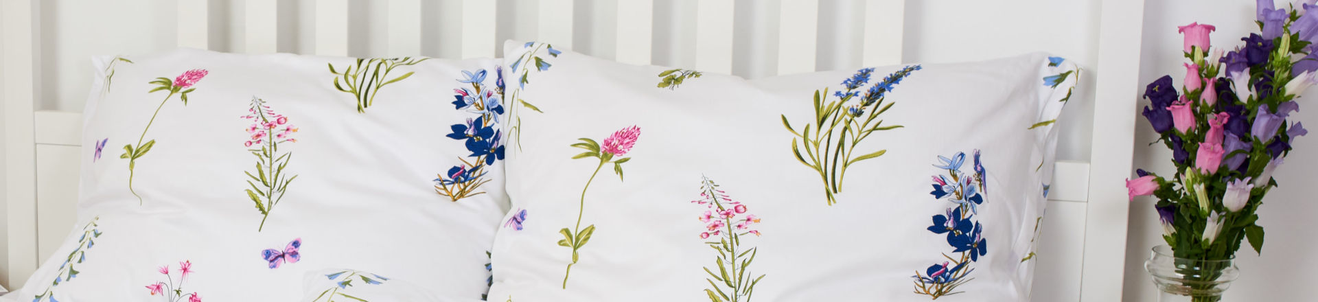 SCANquilt povlečení na posteli s letním motivem květin.